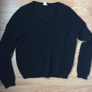 Low cut crossed sweatshirt